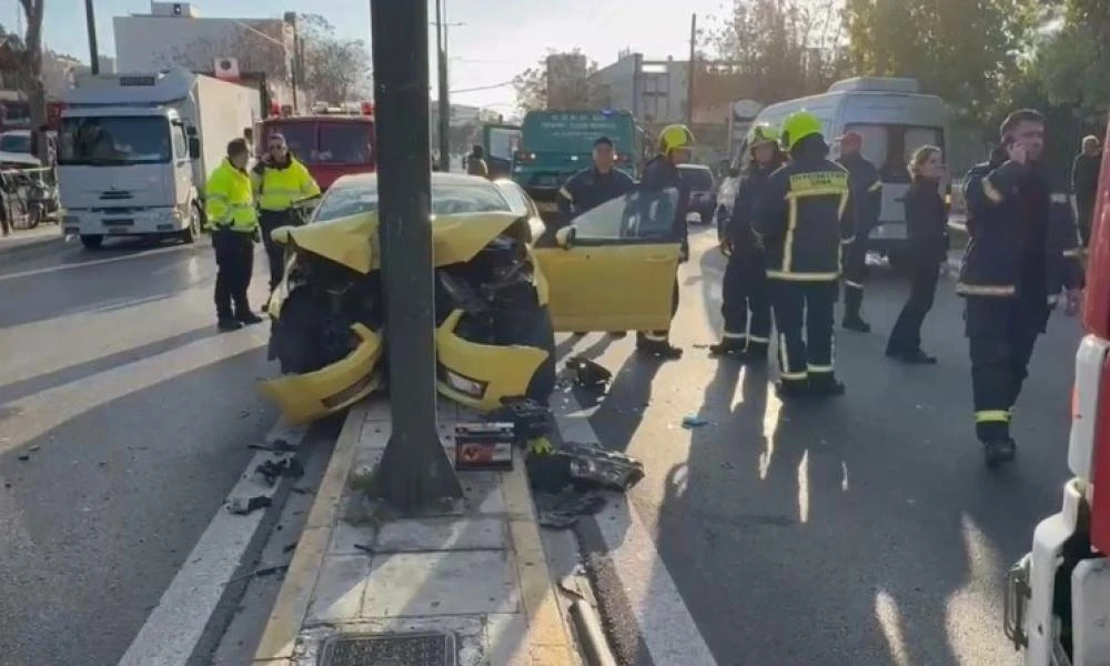 Κατέληξε η 61χρονη επιβάτιδα του ταξί που καρφώθηκε σε κολώνα στην Πειραιώς